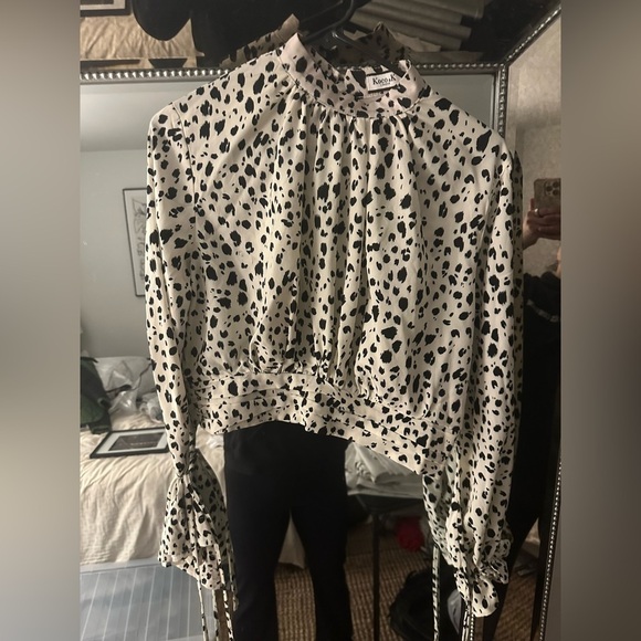 High neck volume sleeve open back cropped blouse in spot dot print - Picture 3 of 8